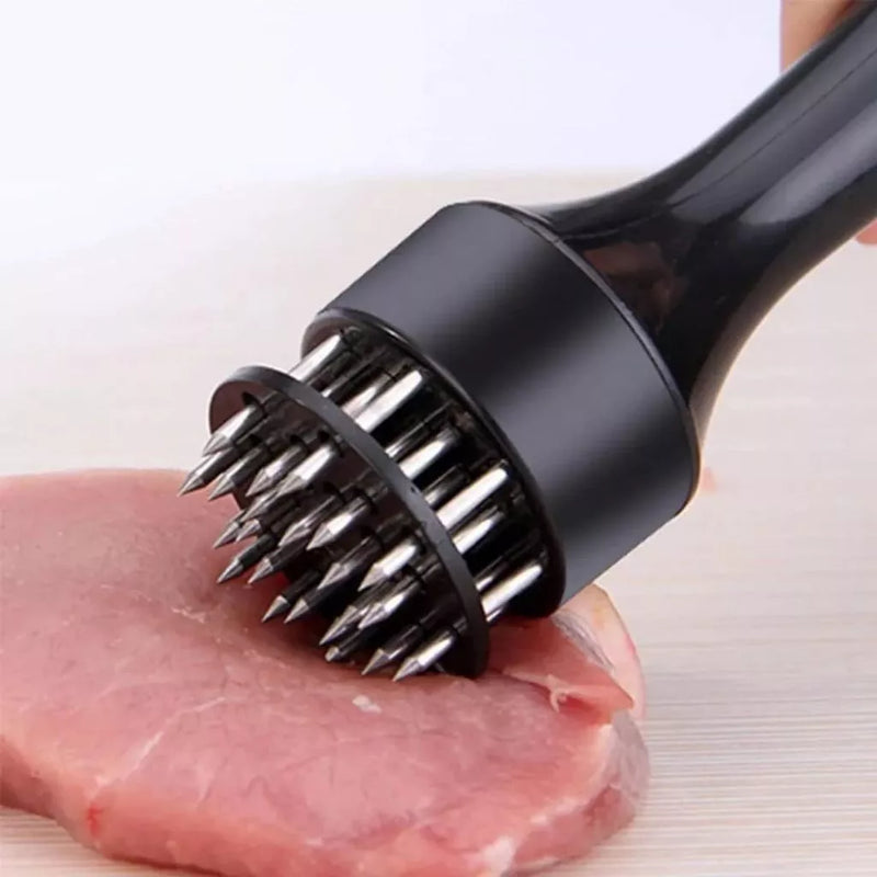 O Amaciador de Carne InoxBeef é a ferramenta ideal para quem quer cortes de carne macios e suculentos. Feito em aço inox, possui design ergonômico para um manuseio confortável e é perfeito para amaciar carnes de forma rápida e prática