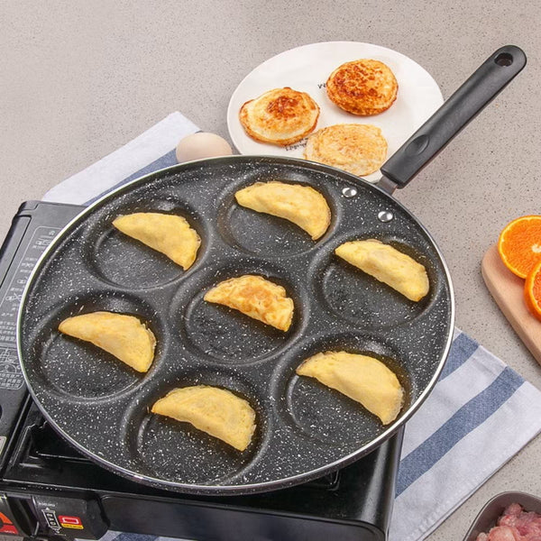 Frigideira de alumínio com revestimento antiaderente e 7 cavidades iguais. Cabo ergonômico e resistente ao calor. Compatível com fogão a gás, elétrico e vitrocerâmico. Ideal para preparo simultâneo de alimentos sem grudar, com fácil limpeza e durabilidade garantida.

