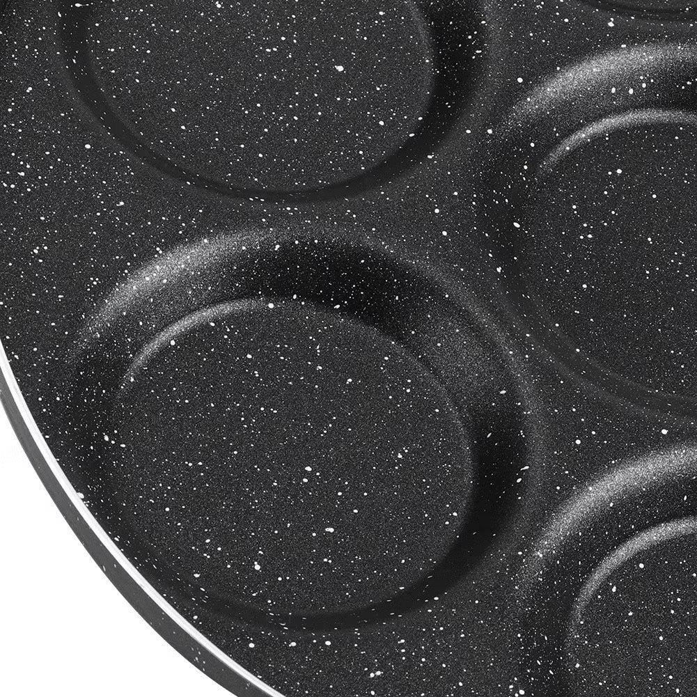 A Frigideira Antiaderente com 7 Furos é perfeita para preparar vários alimentos ao mesmo tempo! Ideal para ovos, panquecas, mini omeletes, hambúrgueres e até tapiocas pequenas. Com revestimento antiaderente de alta qualidade e cabo antitérmico, ela é fácil de limpar, segura e muito prática para o dia a dia.