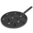 Cozinhar para a família ficou mais fácil com a Frigideira Antiaderente 7 Furos! Faça ovos, panquecas ou omeletes de forma organizada e rápida. Um utensílio ideal para quem quer mais praticidade e menos louça no final do preparo.

