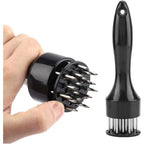 "Amaciador de Carne InoxBeef: Deixe suas carnes mais macias com esta ferramenta em aço inox de alta resistência. Design ergonômico e fácil de usar, ideal para quem busca eficiência na cozinha.