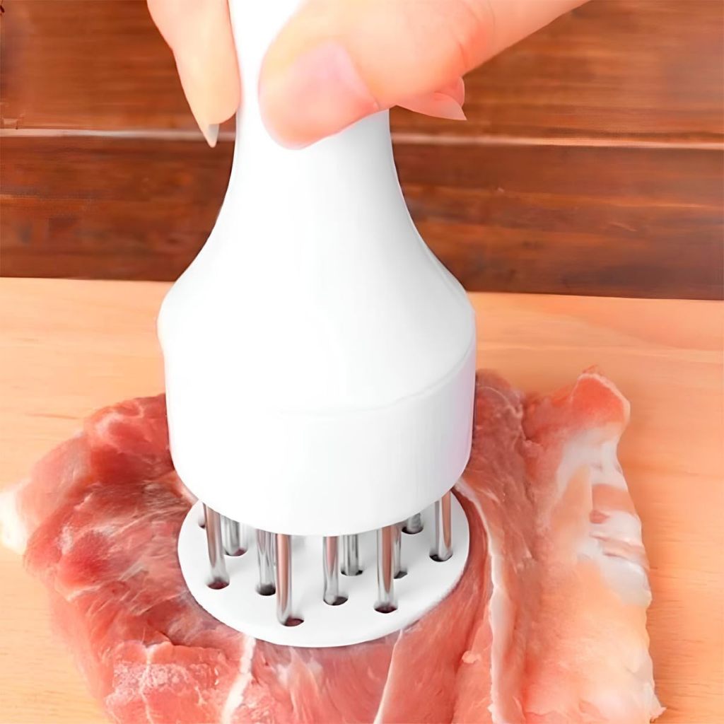 Amaciador de Carne InoxBeef: Ferramenta profissional em aço inox, projetada para amaciar carnes com facilidade. Deixe seus cortes mais macios e saborosos com o design ergonômico e resistente.