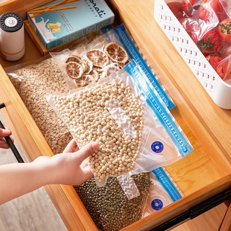 Conjunto 5 Sacos a Vácuo com Bomba Recarregável